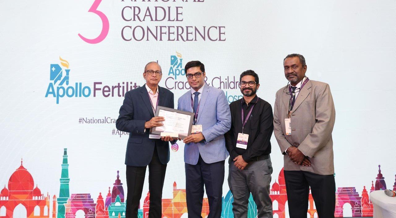 Dr. Sanjay Swamy receiving award